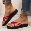 Schicke Sommer-Flip-Flops für Damen – modische schwarze Fuß-Tanga-Hausschuhe, rutschfeste EVA-Sohle, bequeme Strand-Schuhe mit flachem Boden 5