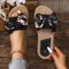 Modische, rutschfeste, verschleißfeste Damen-Flip-Flops im College-Urlaubs-Strandstil mit hellen Diamantblumen und flachem Absatz