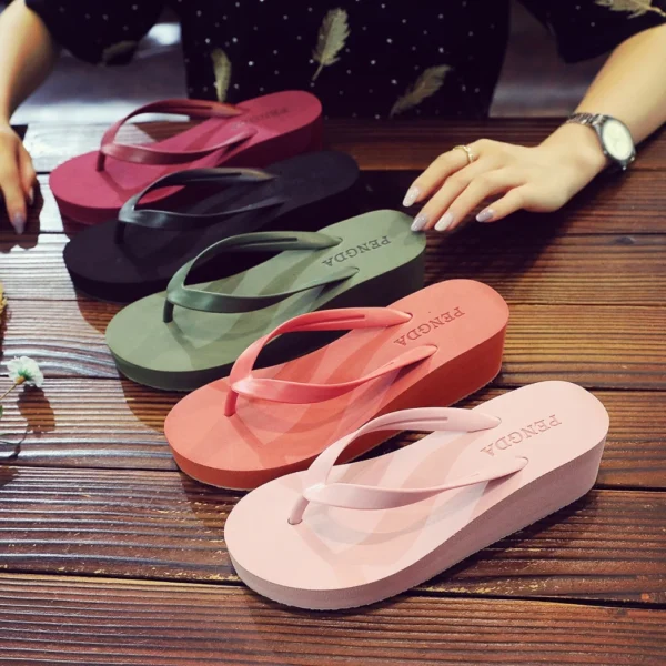 Europäische und amerikanische Flip-Flops im neuen Stil für Damen, dickbesohlte Sommermode, Internet-Promi-Hausschuhe mit hohen Absätzen, rutschfeste Flip-Flops für Strand- und Meereskleidung, Keilsandalen