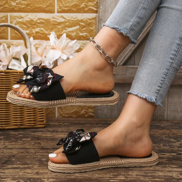 Modische, rutschfeste, verschleißfeste Damen-Flip-Flops im College-Urlaubs-Strandstil mit hellen Diamantblumen und flachem Absatz 5