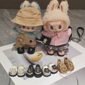 17 cm Labubu süßes Hemd Faltenrock Set Khaki modisches Overall-Set individuelle Lederschuhe Umhängetasche Labubu Exquisiter Clot