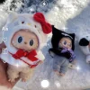 Neue Heiße Für Labubu Sanrio Kleidung Anzug Sitzen Party Labubu Cape Kleid Die Monster Vinyl Puppe Outfit Kleidung Hut Zubehör