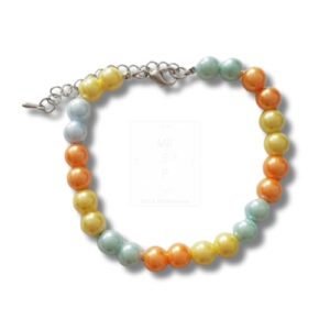 Buntes Perlenarmband in warmen Sommerfarben