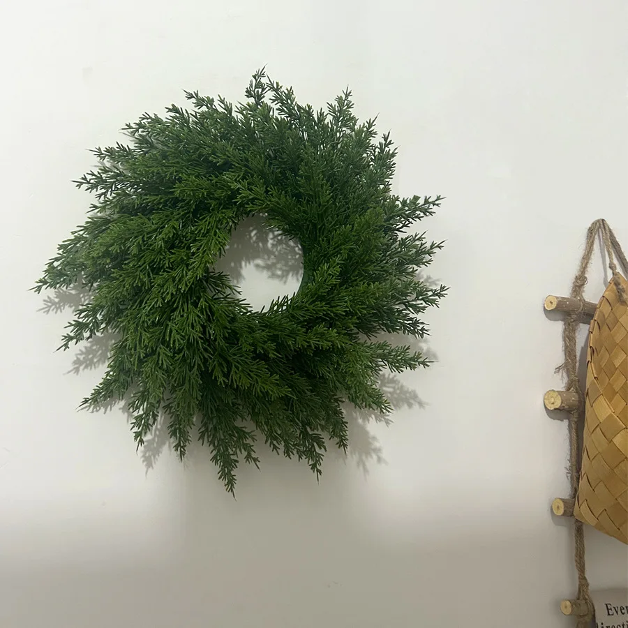 YeeNanee Handgefertigter Weihnachts-Zypressenkranz für die Haustür, 45,7 cm, fühlt sich echt an, künstlicher Zederkranz, Weihnachtsdekoration für Zuhause und draußen 5