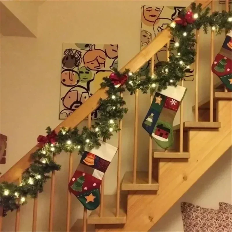 Weihnachtsgirlanden mit Tannenzapfen, rote Beeren, künstliche Weihnachtskränze für Zuhause, Weihnachtsbaum, Treppe, Tür, Neujahrsdekoration 3