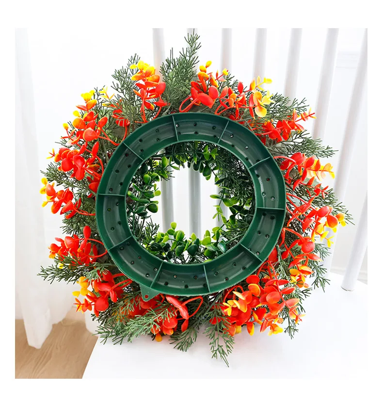 Yannew Weihnachtskränze für die Haustür, künstliche Norfolk-Kiefer-Weihnachtskränze mit goldener Kugel, rote Beere, Winter-Heimdekoration 4