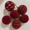 30PCS 6CM Samt Weihnachten Kugeln Rot Beflockten Weihnachten Baum Ornamente Frohe Weihnachten Kugeln Anhänger Neue Jahr Geschenke wohnkultur 2