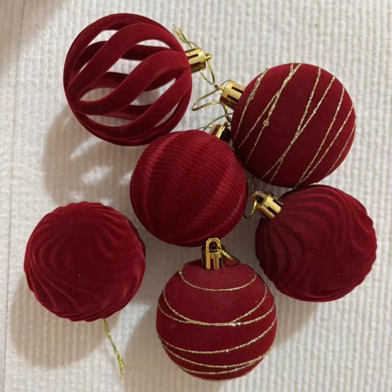 30PCS 6CM Samt Weihnachten Kugeln Rot Beflockten Weihnachten Baum Ornamente Frohe Weihnachten Kugeln Anhänger Neue Jahr Geschenke wohnkultur 2