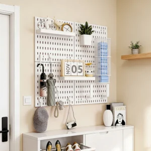 Bohrfreie, an der Wand montierte Stecktafel mit verschiedenen Zubehörten für die DIY-Aufbewahrung, ideal für Heimstudie und Organisation hinter dem Tür