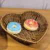 Herzförmiger gewebter Aufbewahrungskorb, vielseitig einsetzbar, Simulations-Rattan-Desktop-Körbe für Brot, Obst, Restaurant, Servierkorb 5