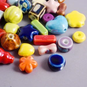 Farbiger Keramikschmuck, 30/50/100 Stück, herzförmige Blume, fünfeckiger Stern, Knochen, Abstandshalter, verstreute Perlen, DIY-Ohrring-Dekoration
