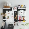 Bohrfreie, an der Wand montierte Stecktafel mit verschiedenen Zubehörten für die DIY-Aufbewahrung, ideal für Heimstudie und Organisation hinter dem Tür 2
