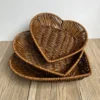 Herzförmiger gewebter Aufbewahrungskorb, vielseitig einsetzbar, Simulations-Rattan-Desktop-Körbe für Brot, Obst, Restaurant, Servierkorb 1