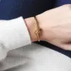 Minimalistisches Knoten-Armband für Damen, Modisch Elegantes Messing 18K Vergoldet Vakuum-Galvanisiert Verblassungsresistentes Armreif 1