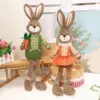 Osterhase-Figur mit Blumenkorb und Karotte, Kreative Niedliche Hasen-Statue, Frühlings-Landhausstil Tischdekoration 3