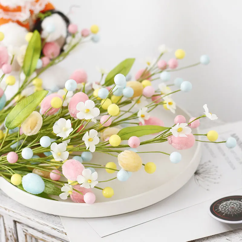 Dekorative Ostereier, Zweige, bunte künstliche Beerenstiele und Ostereier, dekorativer Oststrauß, Oster-Frühlingsdekoration 2