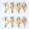 1 Stück Mini natürliche trockene Blumenstrauß Boutonnieres Trauzeugen Knopflöcher Brautjungfer Blumen Corsage Brosche Weihnachten Hochzeit Dekor 2