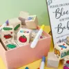 50 Stück DIY-Holzblöcke, unvollendete, leere Mini-Quadratblöcke mit farbigem Farbstift und dekorativen Schildern für DIY-Puzzle-Bastelwürfel 4