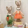 Osterhase-Figur mit Blumenkorb und Karotte, Kreative Niedliche Hasen-Statue, Frühlings-Landhausstil Tischdekoration 5