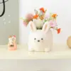 Frühlingshase-Dekor, niedliches weißes Kaninchen, künstliche Blumen, Topfornamente, Zuhause, Zimmer, Büro, Fensterbank, Kunst, Ostern, Dekor, Foto-Requisiten, Geschenk