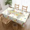 Frühlingsfrische Tischdecke mit Blumenmuster, bedruckt mit kleinen Gänseblümchen, Blumen und Schmetterlingen, geprägte Kanten, langlebig, wasserdicht, knitterfrei, farbecht, maschinenwaschbar, perfektes Geschenk für Familie und Freunde, für Party- und Feiertagsdekorationen im Innen- und Außenbereich, rechteckige Tischdecke, geeignet für alle Jahreszeiten, für Heimküchen, Zimmer, Terrassen, Balkone, Picknicks, Cafés und Restauranttische, Innen- und Außendekoration, perfekte Geschenkartikel.