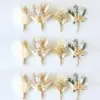 1 Stück Mini natürliche trockene Blumenstrauß Boutonnieres Trauzeugen Knopflöcher Brautjungfer Blumen Corsage Brosche Weihnachten Hochzeit Dekor 4