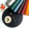 1/4/6PCS Runde schwarze Geschenk-Tischsets Pad Tischsets geprägte Kunstleder-förmige Tischsets Kolaga Saqua Diego Sean Seanки Weihnachten Home Decor