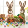 Osterhase-Figur mit Blumenkorb und Karotte, Kreative Niedliche Hasen-Statue, Frühlings-Landhausstil Tischdekoration