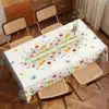 Frühlingsfrische Tischdecke mit Blumenmuster, bedruckt mit kleinen Gänseblümchen, Blumen und Schmetterlingen, geprägte Kanten, langlebig, wasserdicht, knitterfrei, farbecht, maschinenwaschbar, perfektes Geschenk für Familie und Freunde, für Party- und Feiertagsdekorationen im Innen- und Außenbereich, rechteckige Tischdecke, geeignet für alle Jahreszeiten, für Heimküchen, Zimmer, Terrassen, Balkone, Picknicks, Cafés und Restauranttische, Innen- und Außendekoration, perfekte Geschenkartikel. 6