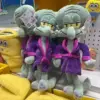 Cartoon Spongebob Thaddäus Plüschpuppe Anime Lila Pyjama-Bademantel Weiches Stofftier Schlafbegleiter-Puppe Überraschungsgeschenke 2