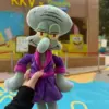 Cartoon Spongebob Thaddäus Plüschpuppe Anime Lila Pyjama-Bademantel Weiches Stofftier Schlafbegleiter-Puppe Überraschungsgeschenke