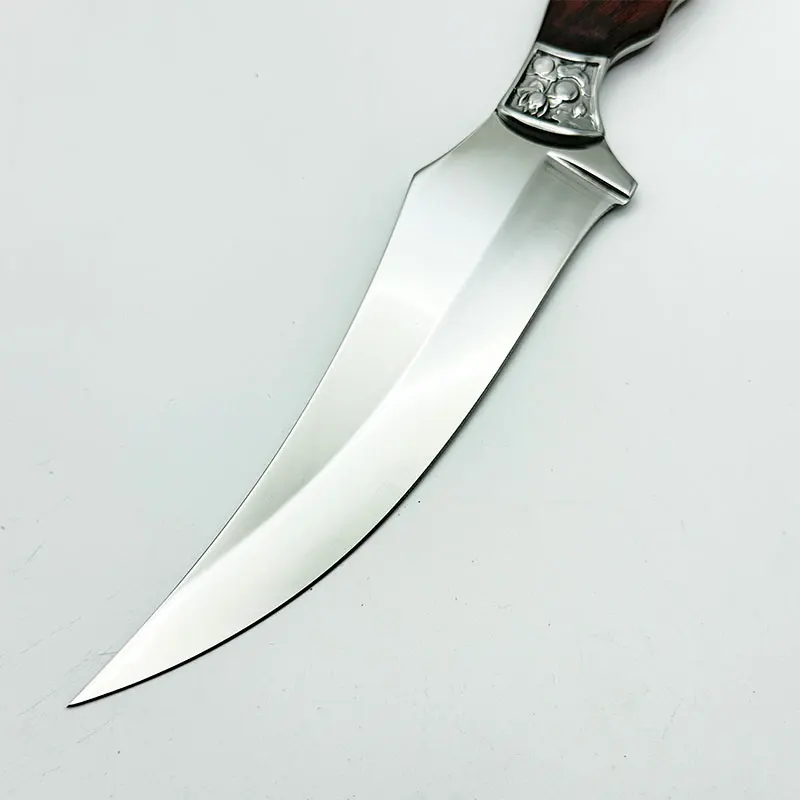 Ein Küchenmesser mit feststehender Klinge, ausgestattet mit einer Messerscheide und einer gebogenen Klinge zum Schlachten und Entbeinen. 5