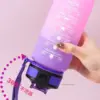 Motivierende Wasserflasche 600ml Auslaufsichere Sportflasche mit Zeitmarkierung Strohhalm Mattierte Farbverlauf-Trinkflasche 4