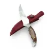 Ein Küchenmesser mit feststehender Klinge, ausgestattet mit einer Messerscheide und einer gebogenen Klinge zum Schlachten und Entbeinen.