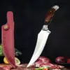 Ein Küchenmesser mit feststehender Klinge, ausgestattet mit einer Messerscheide und einer gebogenen Klinge zum Schlachten und Entbeinen. 1