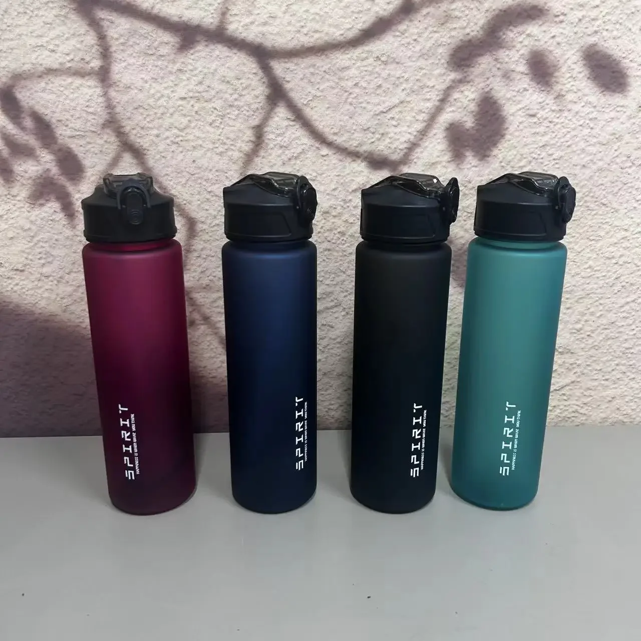 2024 neue 750ml Fitness Sport Studenten Wasser becher männlich große Kapazität weiblich Netz rot hochwertige Sommer Kunststoff tragbare Krüge 1