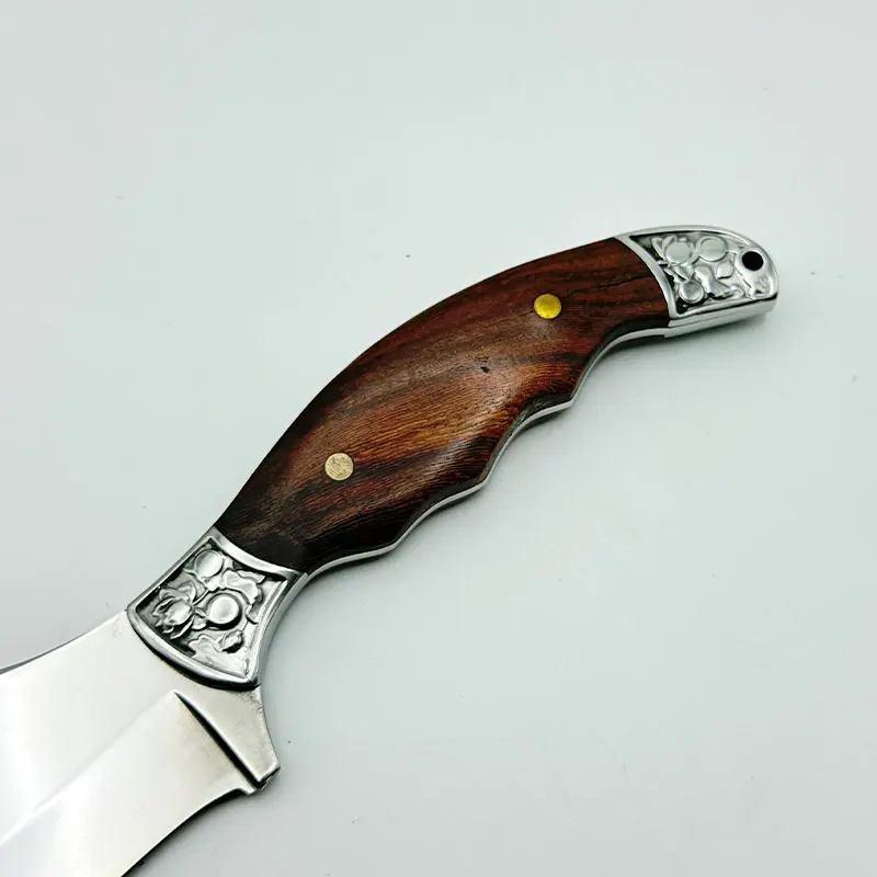 Ein Küchenmesser mit feststehender Klinge, ausgestattet mit einer Messerscheide und einer gebogenen Klinge zum Schlachten und Entbeinen. 4