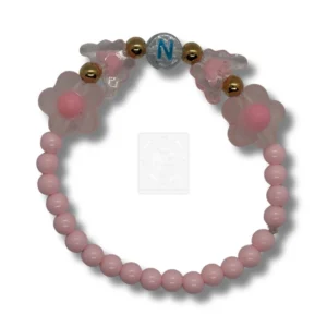 Buchstabenarmband N mit rosa Perlen und Blumen