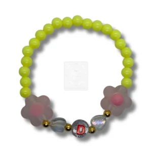 Buchstabenarmband D mit grünen Perlen und Blumen