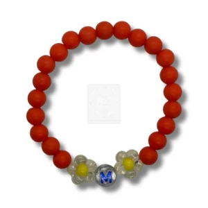Buchstabenarmband M mit roten Perlen und Blumen