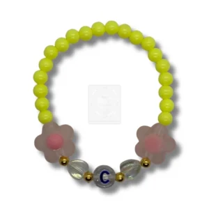 Buchstabenarmband C mit gelben Perlen und Blumen