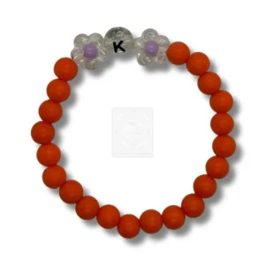 Buchstabenarmband K mit orangefarbenen Perlen und Blumen