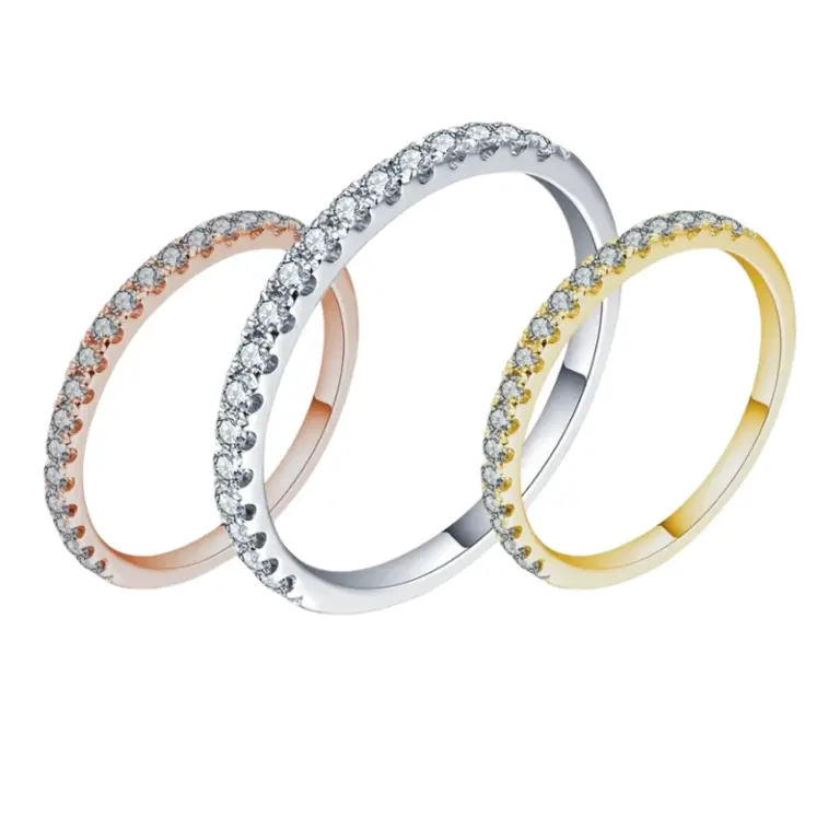 ATTAGEMS Klassischer, weißvergoldeter, runder, ausgezeichnet geschliffener Moissanit-Ring für Mädchen, 925er Sterlingsilber, Cocktail-Edelschmuck, Geschenk