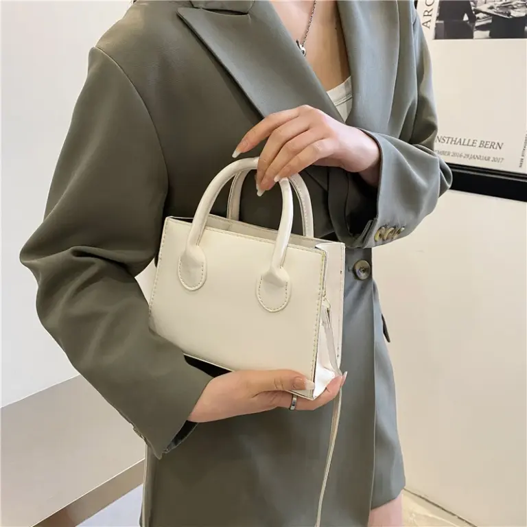 Minimalist ische schwarze kleine quadratische Tasche, All-Match-Handtasche mit Top-Griff, klassische Umhängetasche für die Arbeit. 2