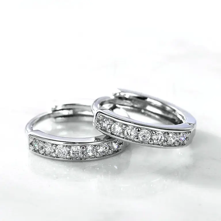 Huitan einfache kleine runde Kreis Creolen für Frauen Silber Farbe glänzenden Kristall cz elegante vielseitige Dame Aussage Schmuck 2